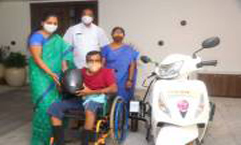 Kavitha Helped A Disabled Engineer By Giving Him A Scooty