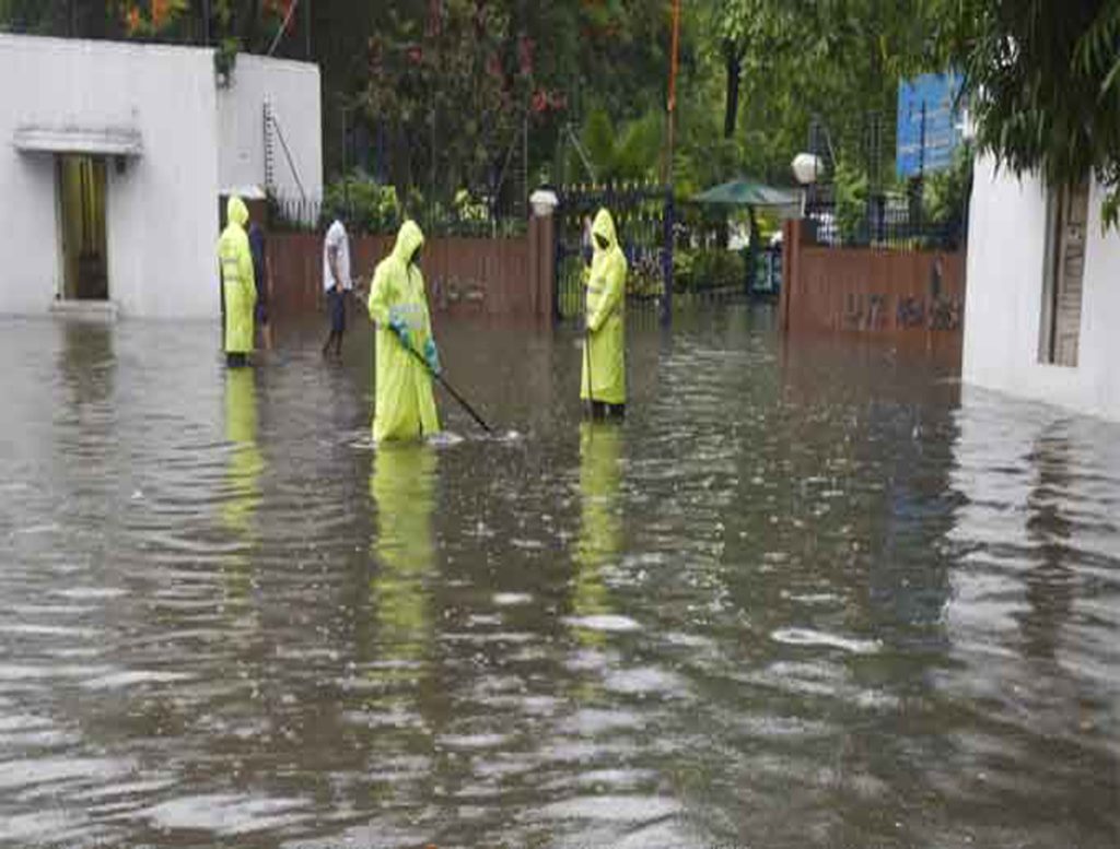 #Hyderabadrains: Trees Uprooted, Localities Inundated, GHMC On High Alert