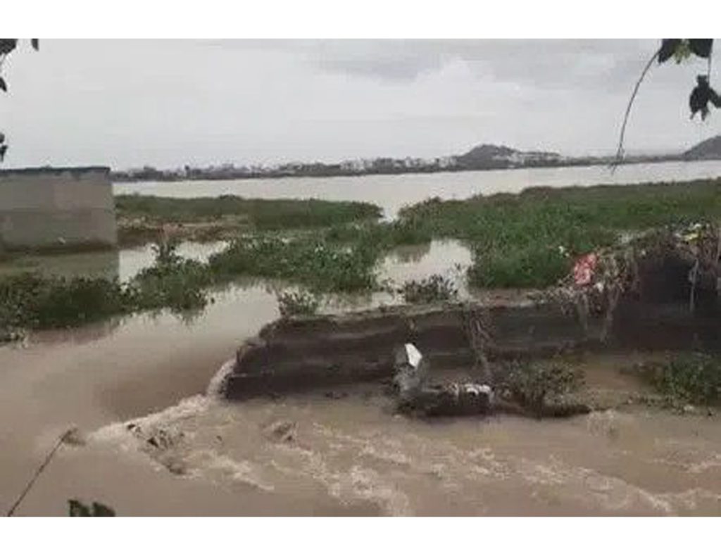 Residents Worried As Bhadrakali Lake Bund Breaches In Warangal 