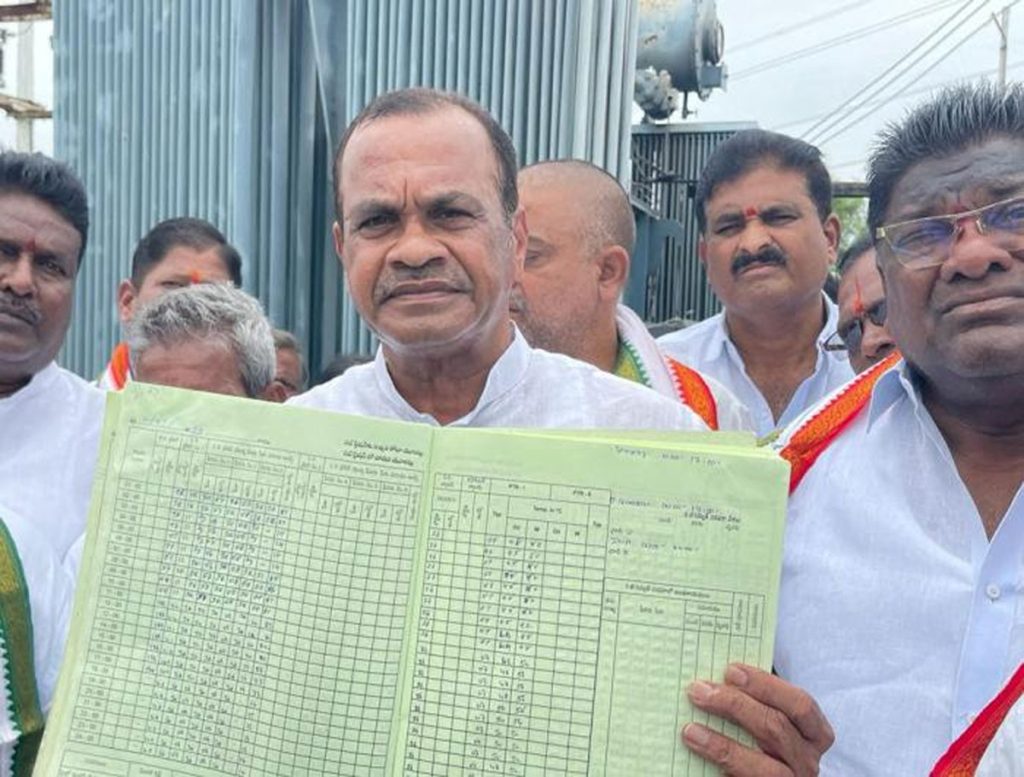 Komatireddy Venkat Reddy Fires At CM KCR