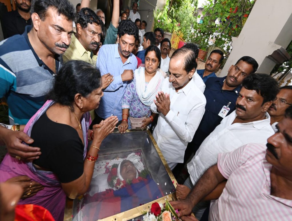 KCR Paid Tributes To Gaddar