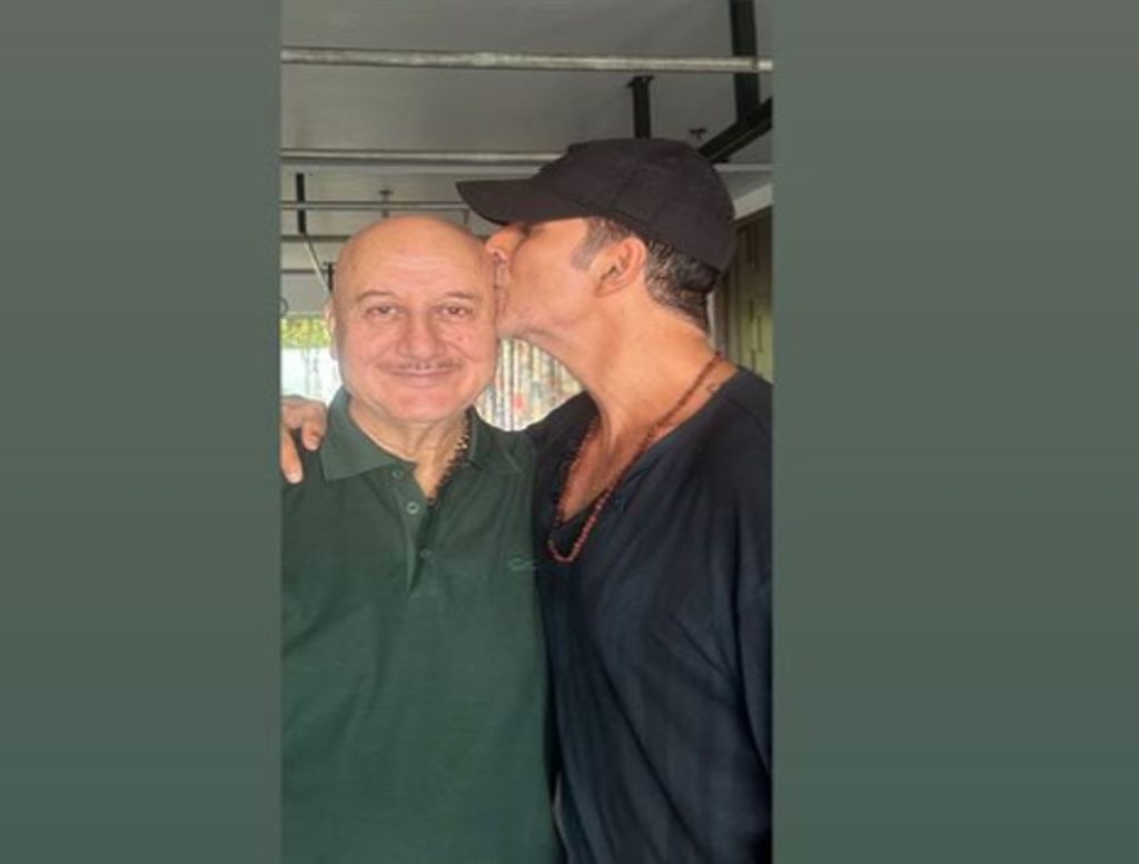 Akshay Kumar Kisses Forehead Of Anupam Kher