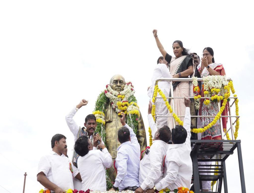 MLC Kavitha Unveils Statue Of PV Narasimha Rao in Nizamabad