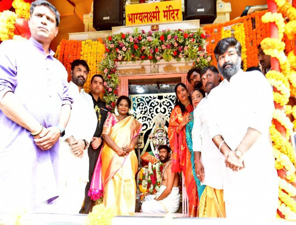 Governor Tamilisai Visits Charminar Bhagyalakshmi Temple