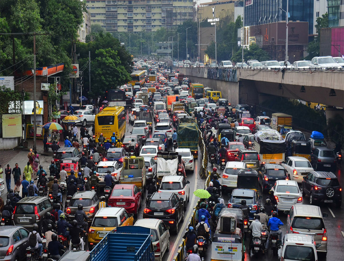 Heavy Traffic Jam In Hyderabad