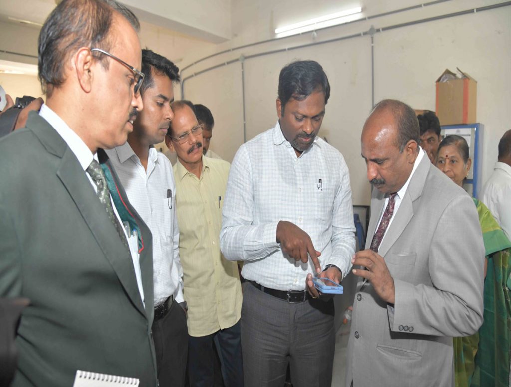 Ronald Rose inspected the Re-Check Your Vote counter set up in the HC and educated the lawyers.