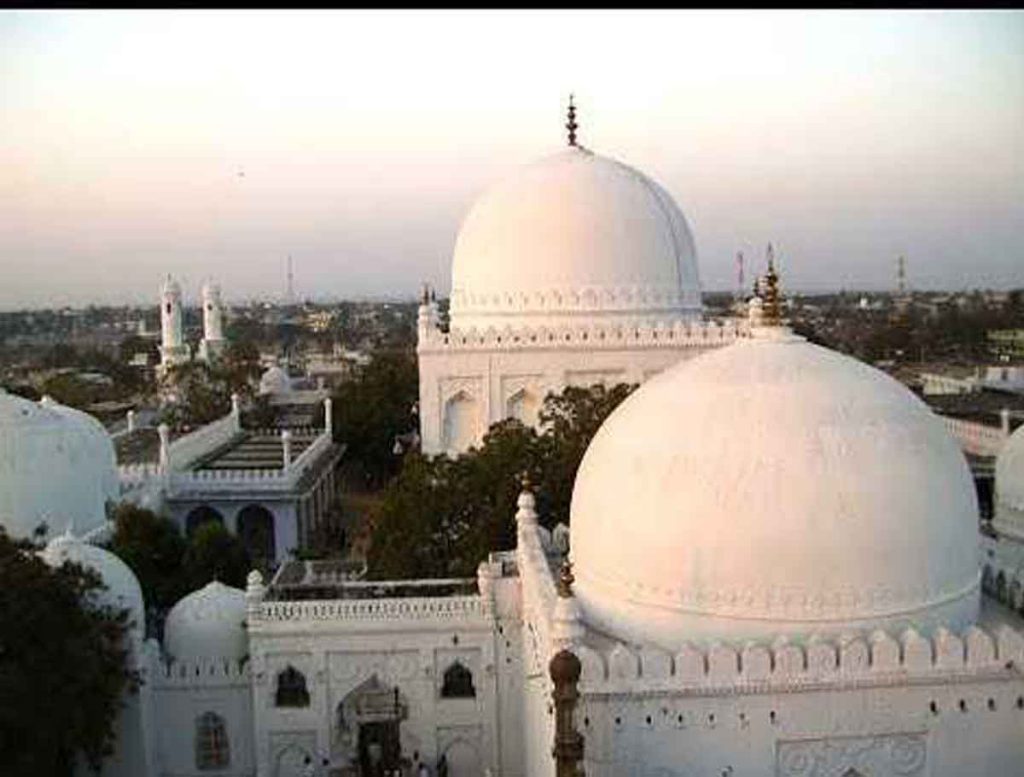 Congress Leaders Conduct Special Prayer At Dargah For Congress Candidate's Victory