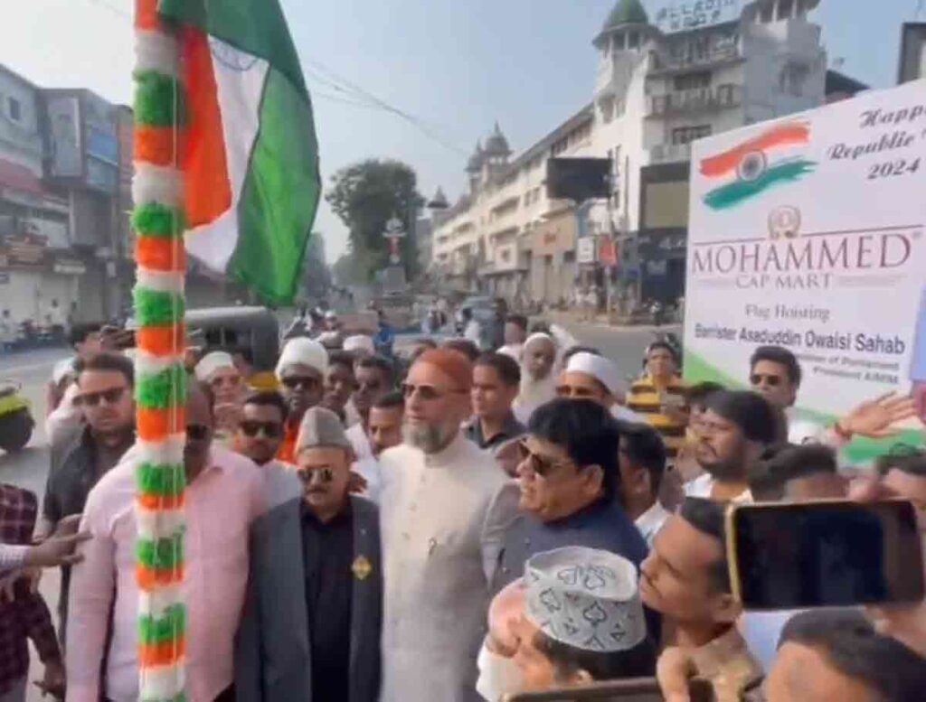 Asaduddin Owaisi Unfurls National Flag, Sings National Anthem 